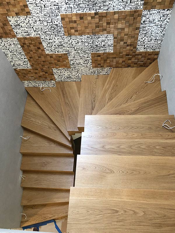dywanowe schody drewniane